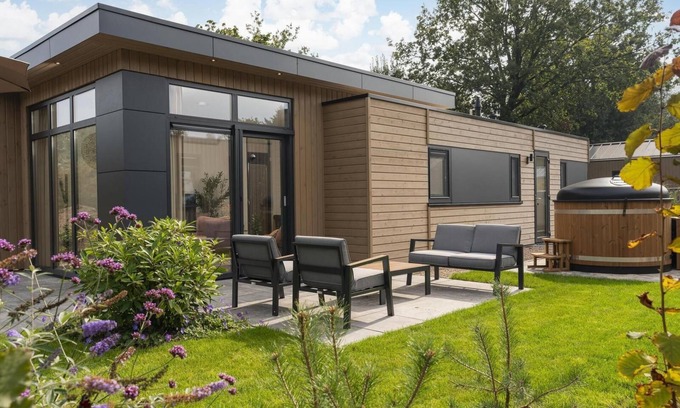 Loenen House | Luxury Cannenburch Deluxe with Hot Tub. Enjoy a hot tub, cozy outdoor space, and fully equipped kitchen.