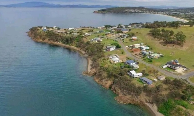 Primrose Sands House | luxury caravan great views