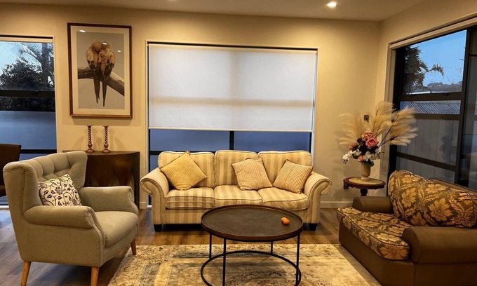 Royal Oak House | Luxury & Central location with 3 Bedroom&3.5 Bath -3 mins drive to cornwall park