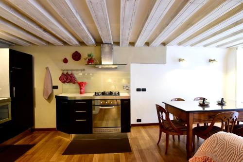 Genoa Historical Centre Apartment | Luxury Cernaia Home alloggio di charme in palazzo dei Rolli centralissimo