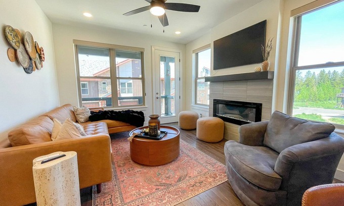 Rendezvous House | Luxury Chalet 12 I Great Views I Private Hot Tub I Best Price I Discounted Attractions