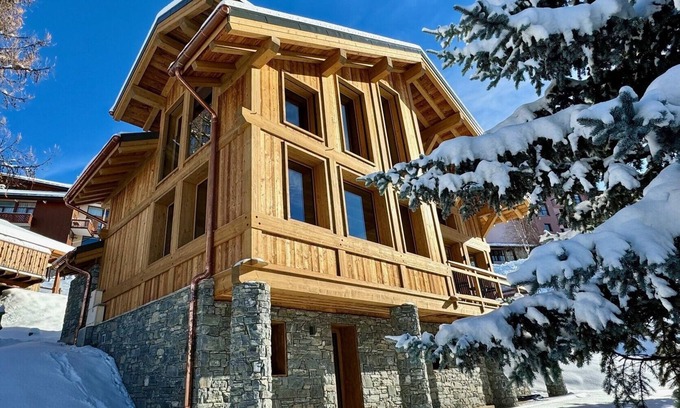 Vallandry Ski Chalet | Luxury chalet sleeps 10/12, at the foot of the slopes, ESF and shops.
