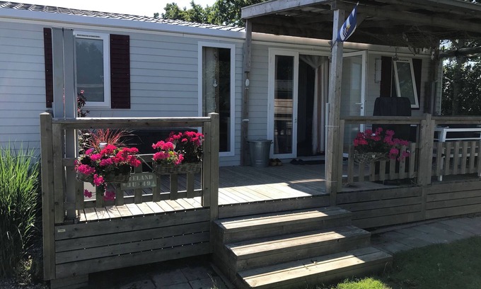Renesse Ski Chalet | Luxury Chalet "Zeebries" Park Oase Renesse Mai discount 1 dog allowed