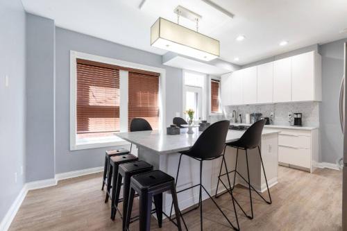 Italian Village House | Luxury Chefs Kitchen - OSU/Short North - Sleeps 10