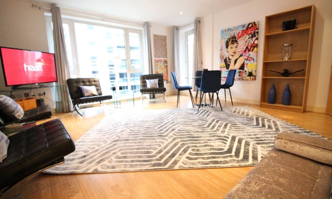 Sands End Apartment | Luxury Chelsea apt with air cond, 3 beds 3 bathrms top floor river views balcony