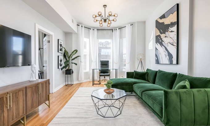 Greater Grand Crossing Apartment | Luxury Chic Condo Near Hot Attractions w/FastWi-Fi