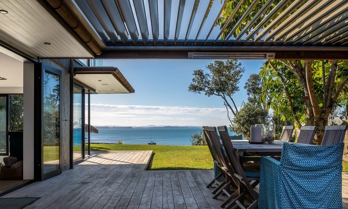 Manly House | Luxury clifftop retreat with 180° views and private access to beach