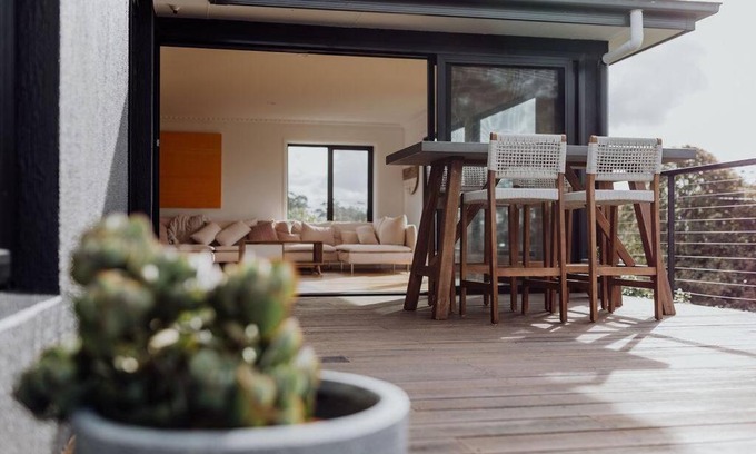 St Helens House | Luxury Coastal Retreat - Short Stroll to St Helens
