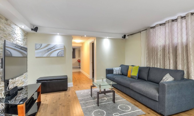 Cote-Des-Neiges—Notre-Dame-De-Grace Apartment | Luxury condo 1 bedroom & 1 sofabed , sleeps 4 & Hi-Speed WIFI