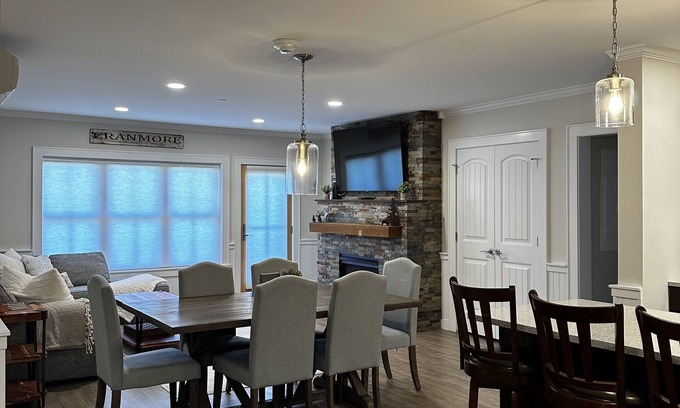 North Conway Condo | Luxury Condo at Cranmore Mountain in North Conway! Heated Pool & Hot Tub!