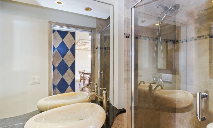 Rush and Division Condo | Luxury condo close to Magnificent Mile