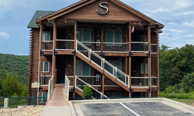 Ozark Condo | Luxury Condo Minutes from Silver Dollar City - Stone Cliff