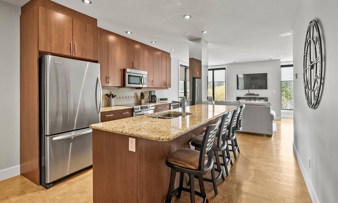 Sicamous Condo | Luxury Condo on Mara Lake with Boat Slip & Pool.