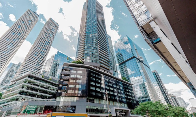Downtown Toronto Condo | Luxury Condo steps away from CN Tower and Scotiabank Arena
