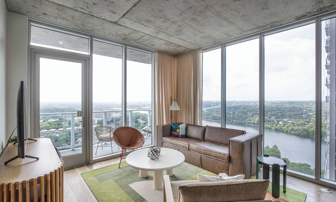 Downtown Austin Condo | Luxury Condo w/Lake View -Walk to Rainey & Lake, Pool, Gym, King Bed, Nespresso