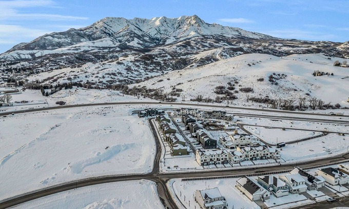 Mountain Green Condo | Luxury Condominium 8 Miles from Snow Basin Sleeps 10
