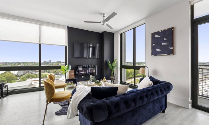 Midtown Apartment | LUXURY CORNER UNIT IN THE HEART OF MIDTOWN-FREE PARKING