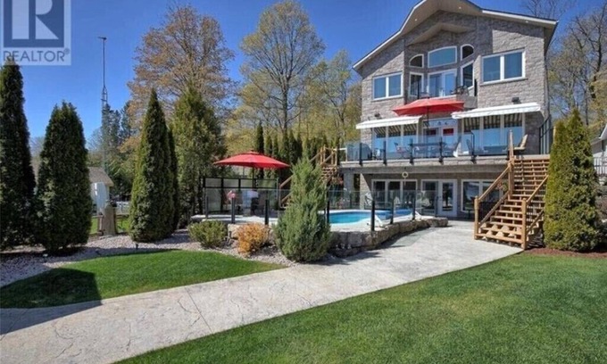 Bobcaygeon House | Luxury Cottage Kawartha Lakes With Jacuzzi, pool and many more attractions