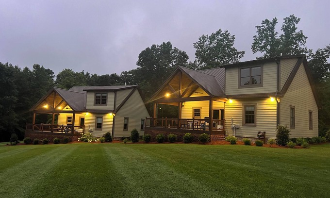 Jamestown Cottage | Luxury Cottage with pool, Less than 2 miles from Jamestown Marina!