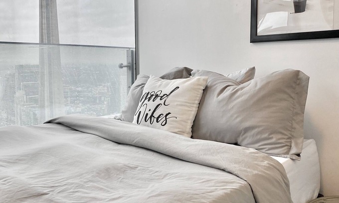 Toronto Entertainment District Condo | LUXURY COUPLE GETAWAY WITH CN TOWER VIEW
