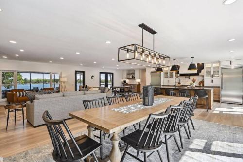 Alexandria House | Luxury Cowdry Cottage Lake Home