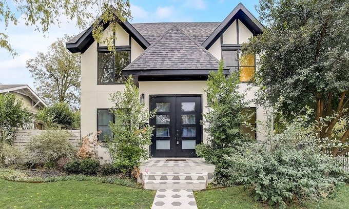 Mahncke Park House | Luxury, dog-friendly home in the heart of everything with enclosed yard & W/D