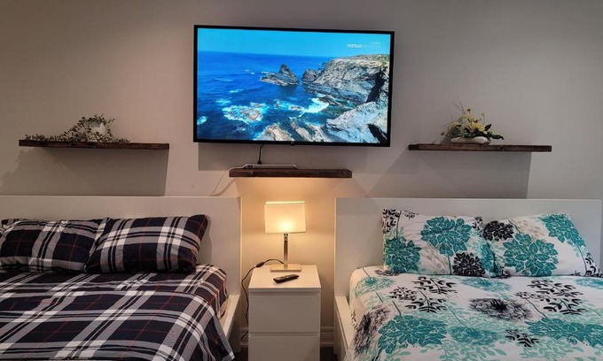 Vaughan House | Luxury Double-Bed Room with Private Bathroom