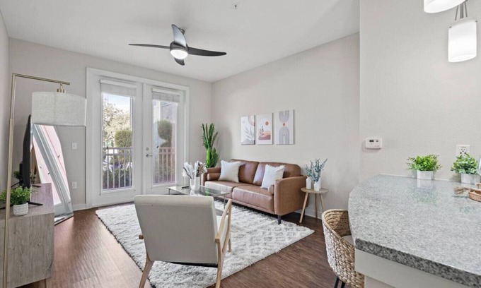 Courier City - Oscawana Apartment | Luxury Downtown Stay | Pool, Gym & Free Parking!