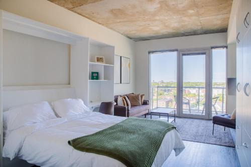 Lower East Side Apartment | Luxury East Side Studio Apt Near Brady St with Balcony
