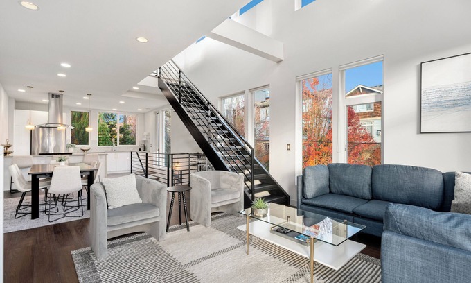 Eastlake House | Luxury End Unit Townhome with Views of Space Needle and Lake Union w/Parking!