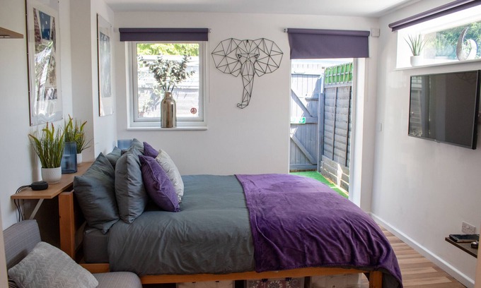 Bishop's Stortford Apartment | Luxury ensuite apartment with terrace and full kitchen
