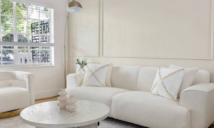 Golfview Apartment | Luxury escape in Prime Location FREE parking &crib