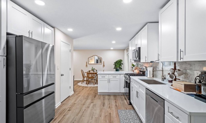 Richmond Heights House | Luxury Escape|Sleeps 8|Game Room|Highland Heights