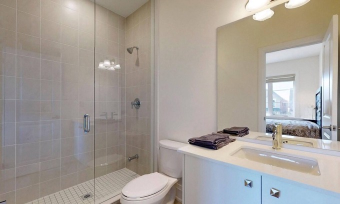 Vaughan House | Luxury family home in a quiet neighborhood near Wonderland and Toronto