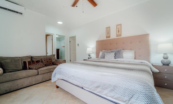 Gold Coast House | Luxury Family Home with Great Amenities