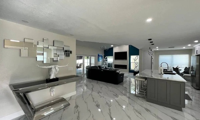 Lakeview Village House | Luxury Family Oasis: Fabulous Screened Pool