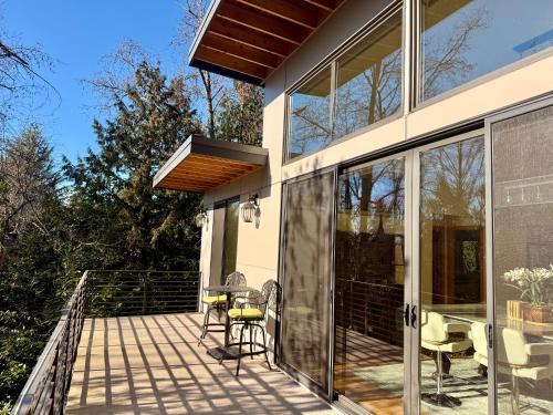 Mercer Island House | Luxury Family Retreat on Mercer Island Pet-Friendly, Pool Table, Patio & Near Seattle - Book Now & Save!