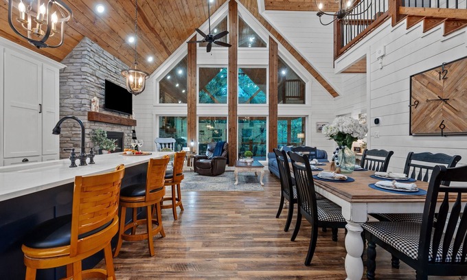Broken Bow Cabin | Luxury Farmhouse | Swing Bed, Pool Table, Games!