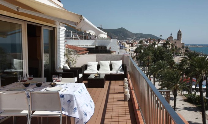 Sitges Town Center Apartment | Luxury flat on the top floor with 50 m² terrace on the waterfront