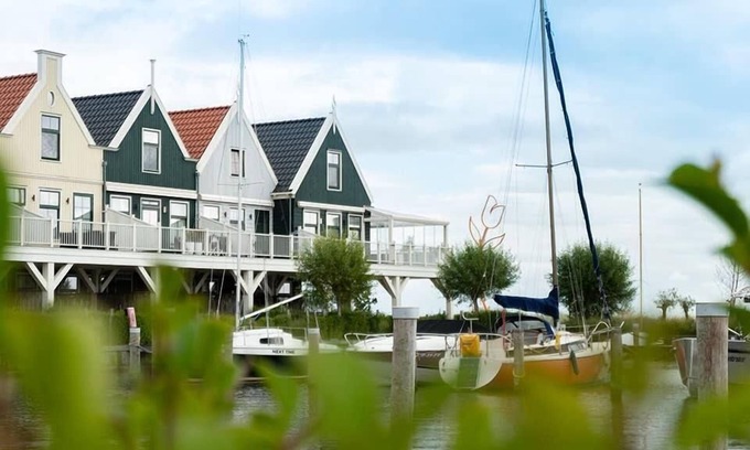 Uitdam House | Luxury flat with 3 bedrooms, 3 bathrooms and glass veranda