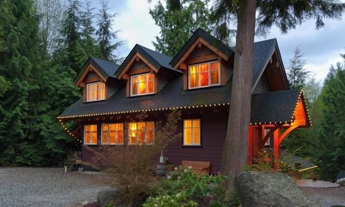 Roberts Creek House | Luxury Forest Escape in Roberts Creek with Sauna