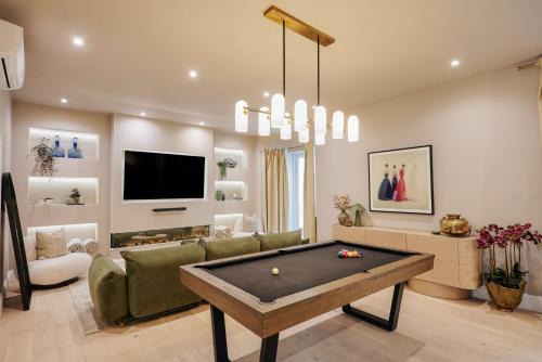 Parsons Green and Walham Apartment | Luxury Fulham Townhouse with a Bar & Games Room