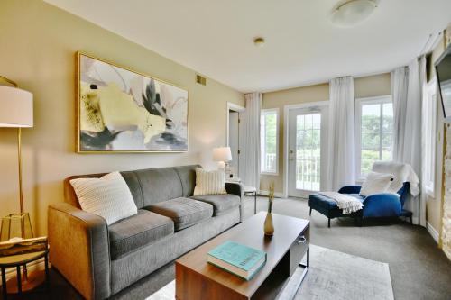 Oro-Medonte Apartment | Luxury Garden View Jacuzzi Suite Pool Sauna Gym