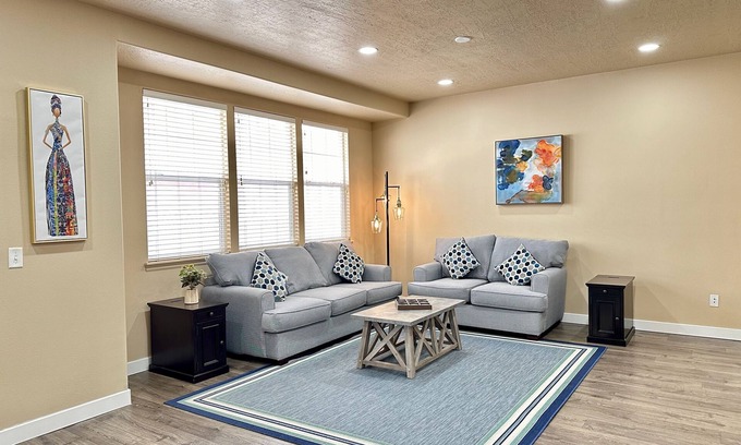 South Jordan House | Luxury Gateway, South Jordan Near I-15, Aquarium