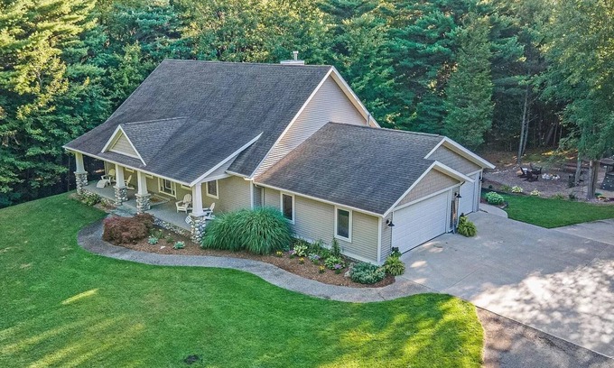 West Olive House | Luxury getaway. 5 BR, 3BA, 3500 sq. Ft., 2 acres. Sleeps16.