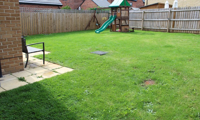 Castleford House | Luxury getaway home. 5 mins to Xscape and Junction 32 shopping centres!