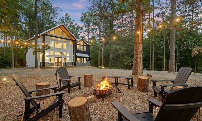 Pickens Cabin | Luxury Getaway I Mini Golf, Hot Tub, Fire pit, RV Parking