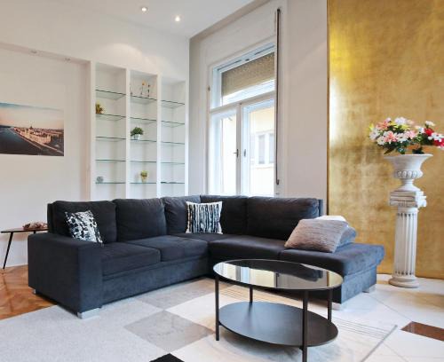 Belso-Ferencvaros Apartment | Luxury gold plated suite in calm central location