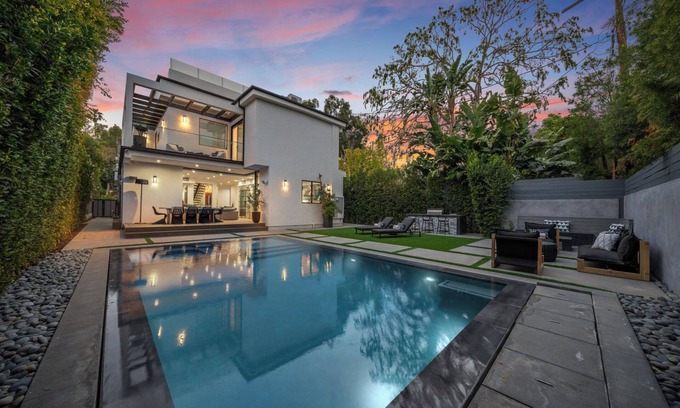 Sherman Oaks House | Luxury Green villa! 6bdr w pool and theatre