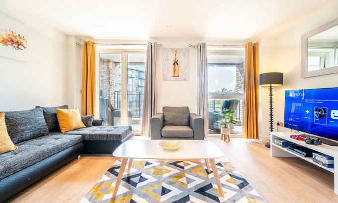 Greenwich West Apartment | Luxury Greenwich Apartment 5mins from Cutty Sark Greenwich Maritime-PS4 provided